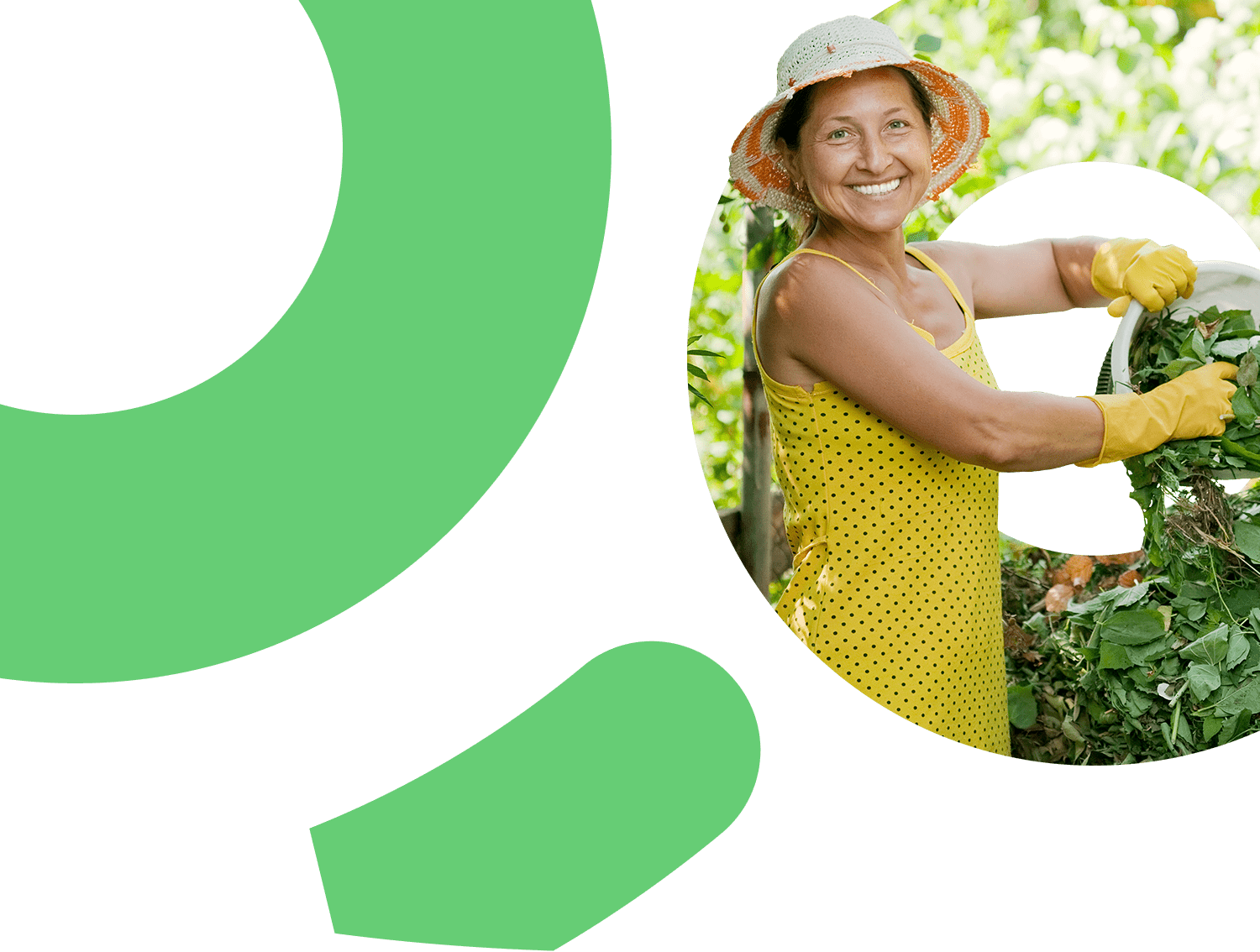 Mujer sonriendo con un balde con hojas verdes y las está depositando para compostar.