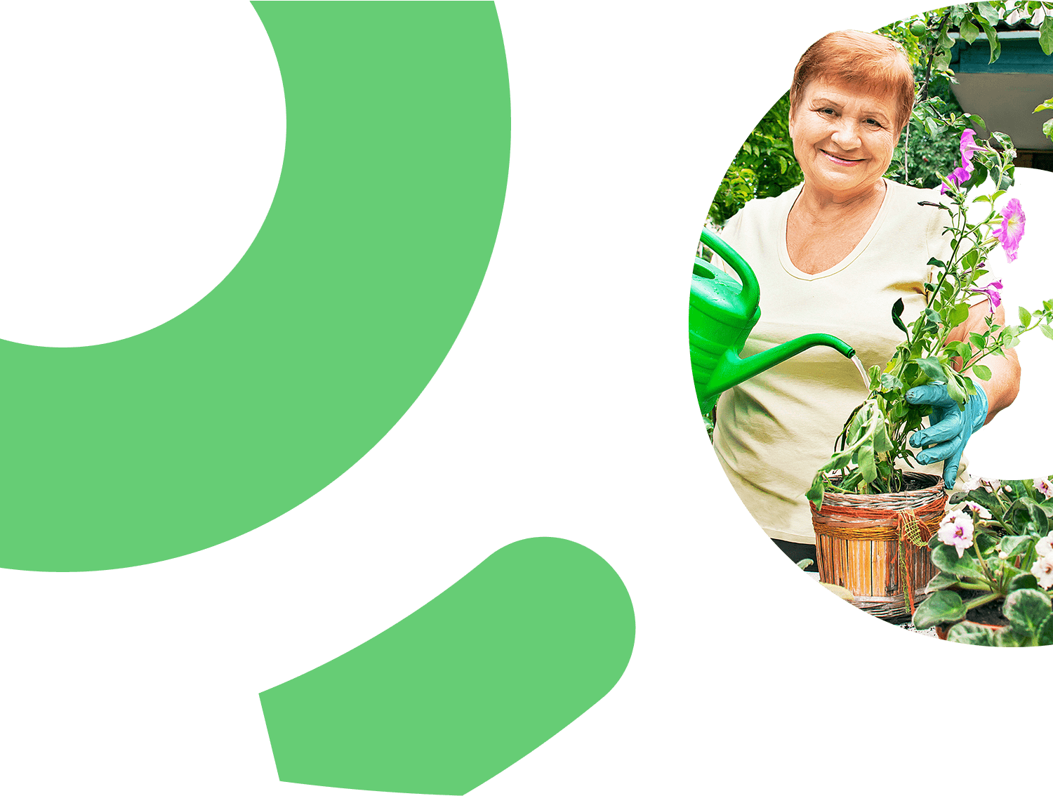 Señora en su jardín sonriendo y regando sus plantas